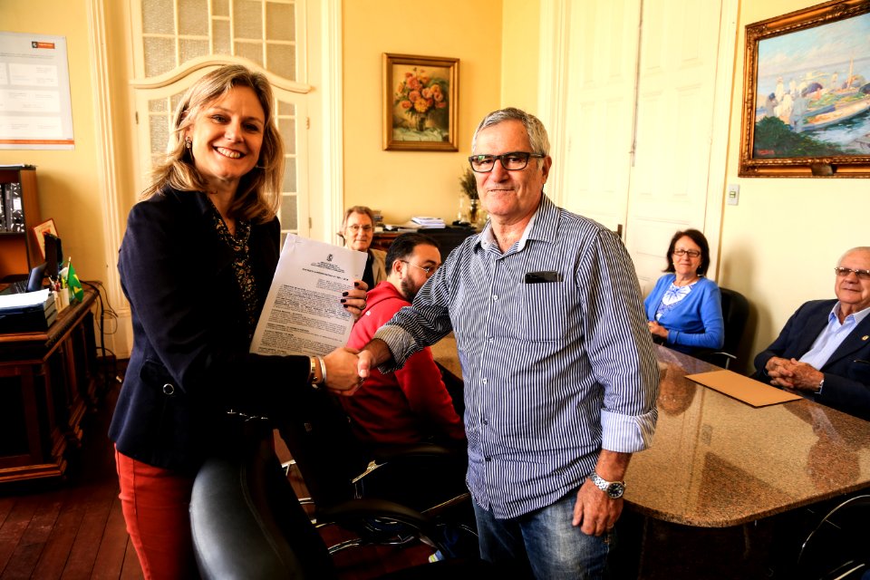 30.05.2018 - Prefeita Paula Mascarenhas e o vice Idemar Barz durante assinatura de contrato para execução das obras de reforma e ampliação na EMEF Independência - Foto: Gustavo Vara