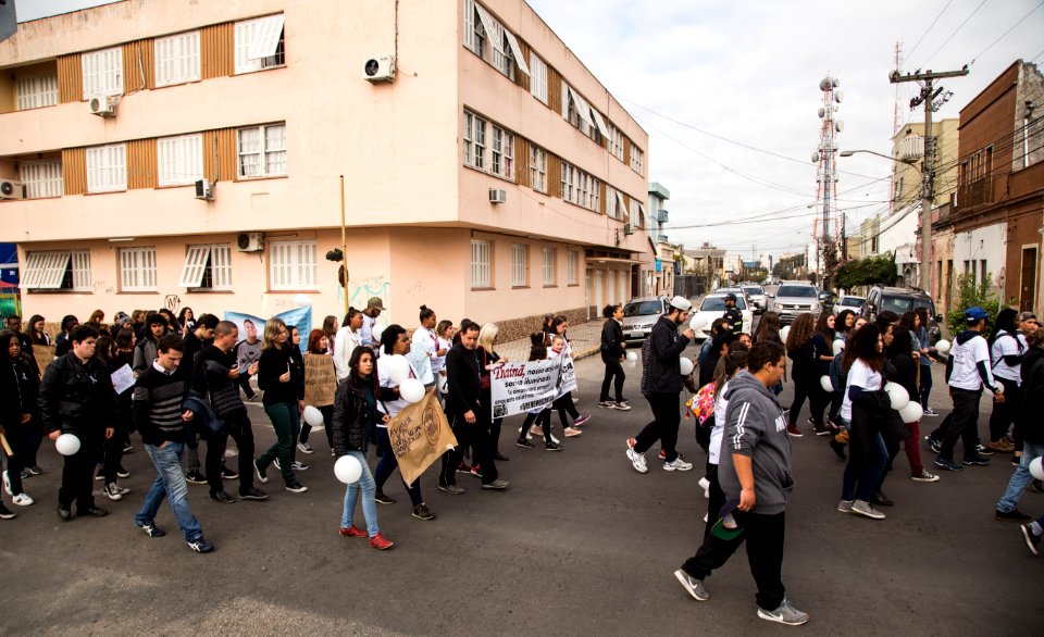 30.06.2018 - Prefeita Paula Mascarenhas participa da Passeata pela Paz em luto e protesto ao assassinato brutal de Thainã Leal, aluno do colégio Assis Brasil - Foto: Gustavo Vara