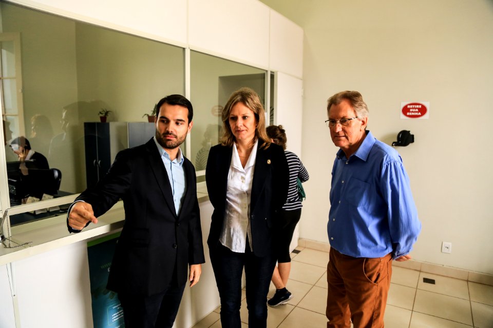 09.05.2018 - Prefeita Paula Mascarenhas e o vice Idemar Barz durante caminhada de entrega do novo terminal da Estação Férrea - Foto: Gustavo Vara