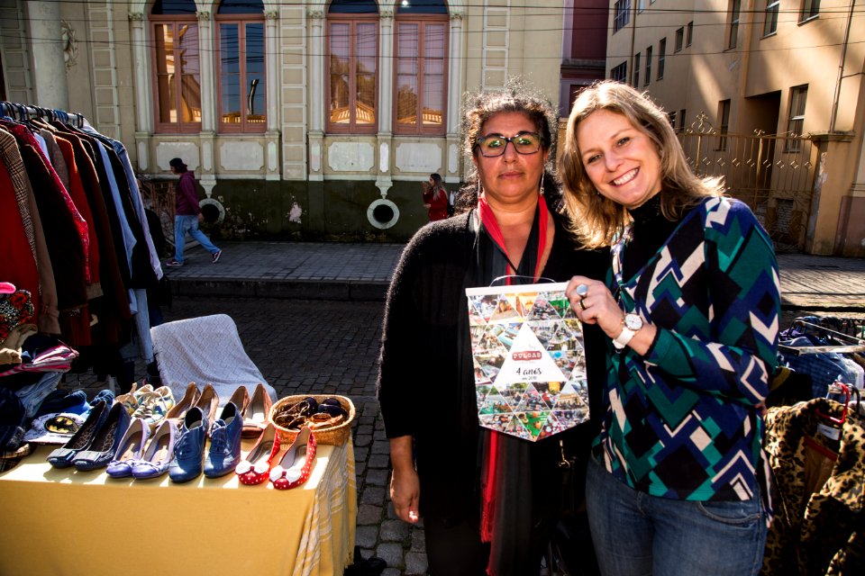 26.05.2018 - Prefeita Paula Mascarenhas cumprimenta expositores do Mercado das Pulgas pelo aniversário de quatro anos da feira - Foto: Gustavo Vara
