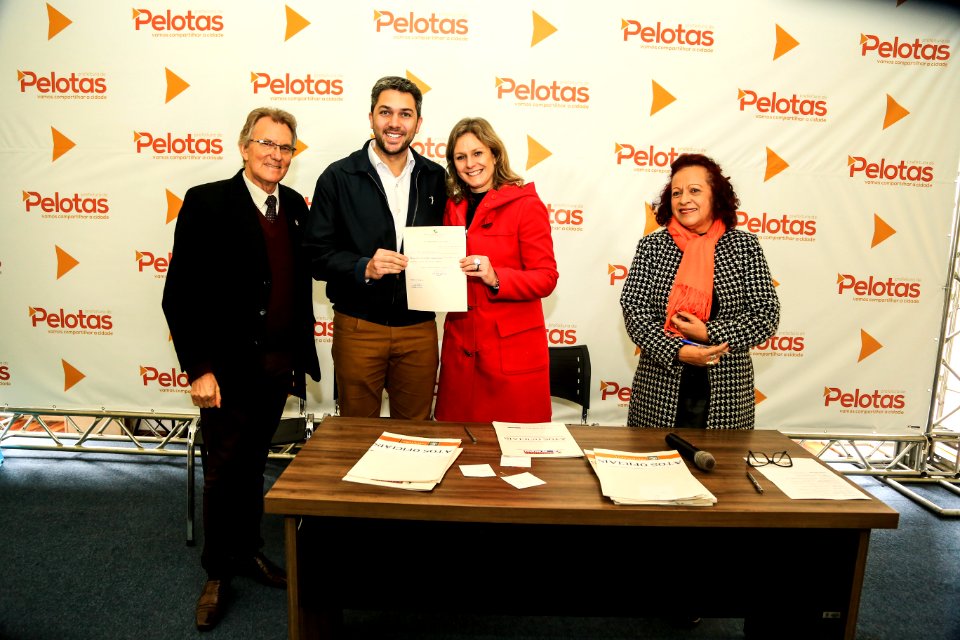 06.07.2018 - Prefeita Paula Mascarenhas e o vice Idemar Barz durante assinatura de leis “Instituição/ Cidadã(o) Emérita (o) - Foto: Gustavo Vara