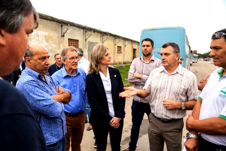 09.05.2018 - Prefeita Paula Mascarenhas e o vice Idemar Barz durante caminhada de entrega do novo terminal da Estação Férrea - Foto: Gustavo Vara