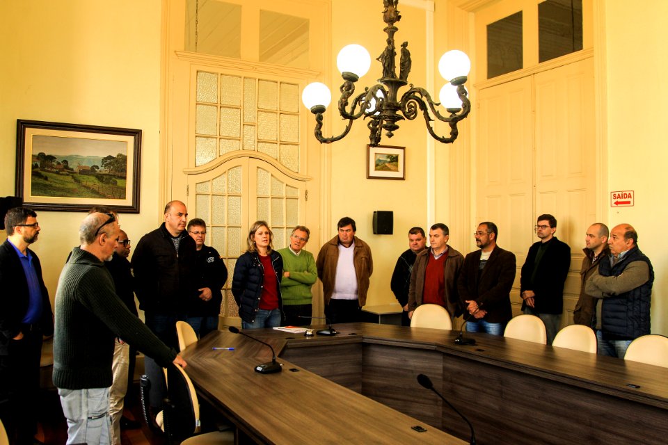 20.06.2018 - Prefeita Paula Mascarenhas e o vice Idemar Barz durante assinatura do contrato entre o consórcio e a empresa que instalará o botão de pânico nos ônibus do transporte coletivo - Foto: Gustavo Vara