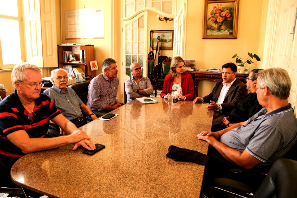 12.04.2018 - Prefeita Paula Mascarenhas durante reunião com a diretoria do Grêmio Esportivo Brasil e vereador Fabrício Tavares - Foto: Gustavo Vara