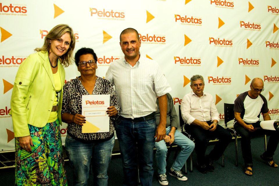 24.04.2018 - Prefeita Paula Mascarenhas e o vice Idemar Barz durante entrega da regularização fundiária do Loteamento Rui Bigliardi - Foto: Gustavo Vara