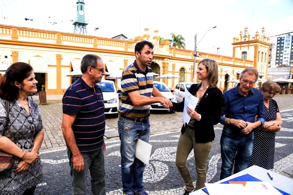 04.04.2018 - Prefeita Paula Mascarenhas e o vice Idemar Barz durante entrega de veículos para a frota da Secretaria de Educação e Desporto e assinatura do contrato de execução para a obra de ampliação e reforma da Escola Frederico Ozanan e Emei Henrique P