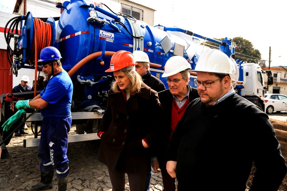 04.07.2018 - Prefeita Paula Mascarenhas e o vice Idemar Barz em visita às obras do Sanep - Foto: Gustavo Vara