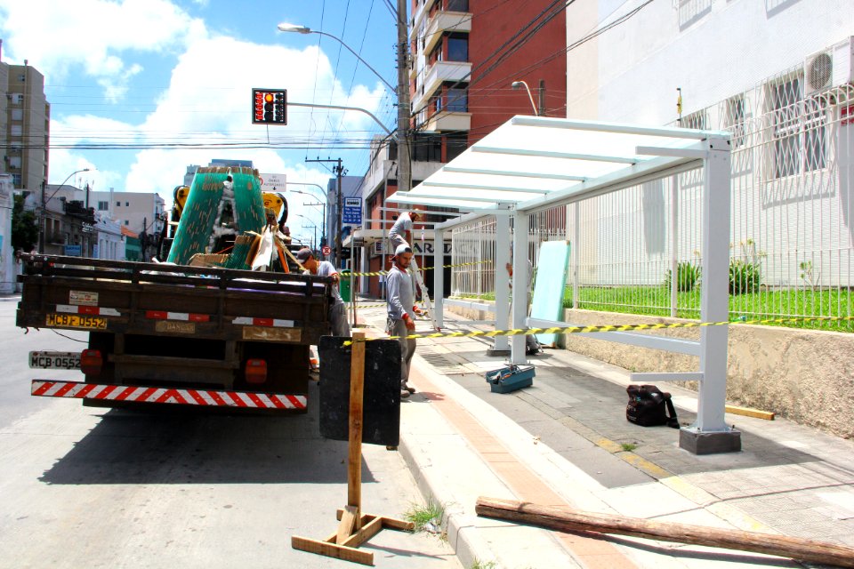 30.01.2018 - Colocação Vidros nos abrigos de ônibus