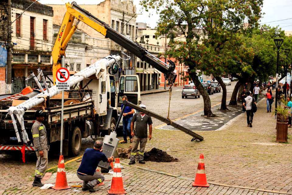 03.05.2018 - Colocação dos novos postes do Mercado Público - Foto: Gustavo Vara