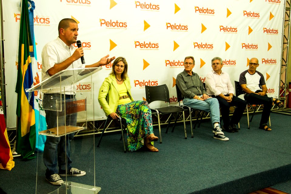 24.04.2018 - Prefeita Paula Mascarenhas e o vice Idemar Barz durante entrega da regularização fundiária do Loteamento Rui Bigliardi - Foto: Gustavo Vara