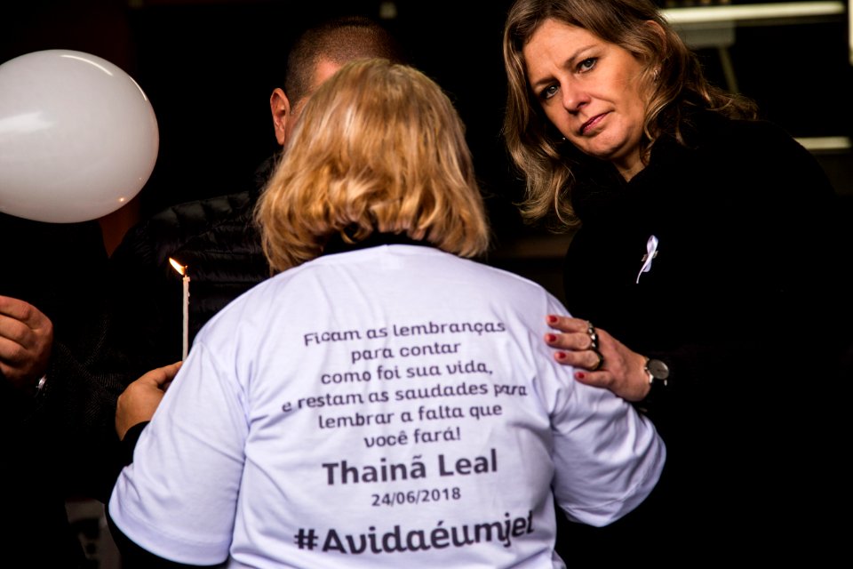 30.06.2018 - Prefeita Paula Mascarenhas participa da Passeata pela Paz em luto e protesto ao assassinato brutal de Thainã Leal, aluno do colégio Assis Brasil - Foto: Gustavo Vara