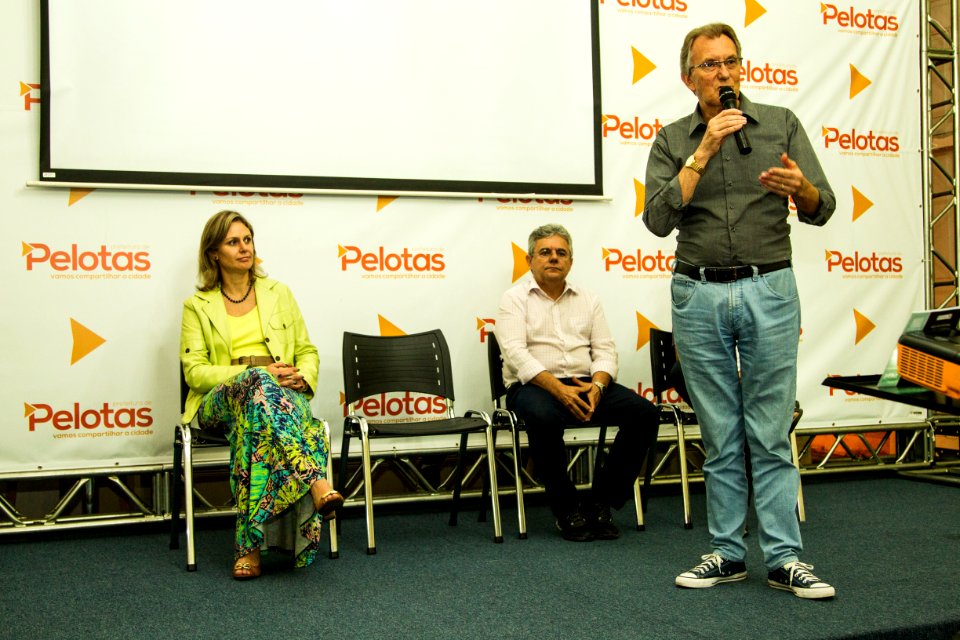 24.04.2018 - Prefeita Paula Mascarenhas e o vice Idemar Barz durante entrega da regularização fundiária do Loteamento Rui Bigliardi - Foto: Gustavo Vara