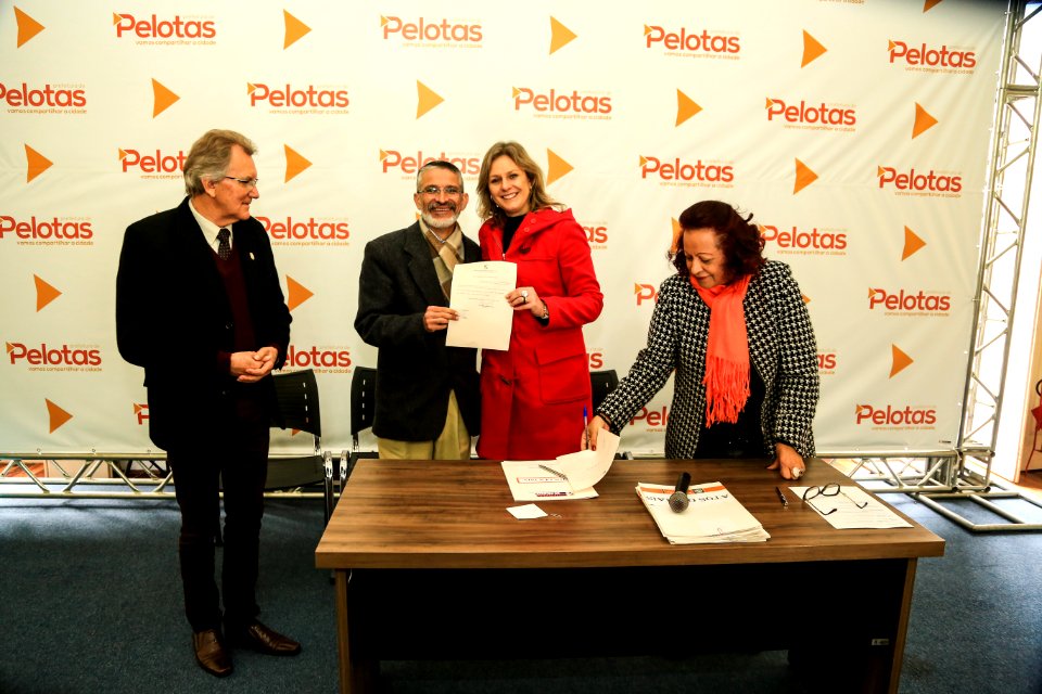06.07.2018 - Prefeita Paula Mascarenhas e o vice Idemar Barz durante assinatura de leis “Instituição/ Cidadã(o) Emérita (o) - Foto: Gustavo Vara