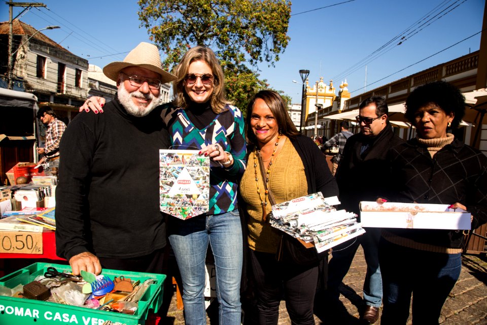 26.05.2018 - Prefeita Paula Mascarenhas cumprimenta expositores do Mercado das Pulgas pelo aniversário de quatro anos da feira - Foto: Gustavo Vara