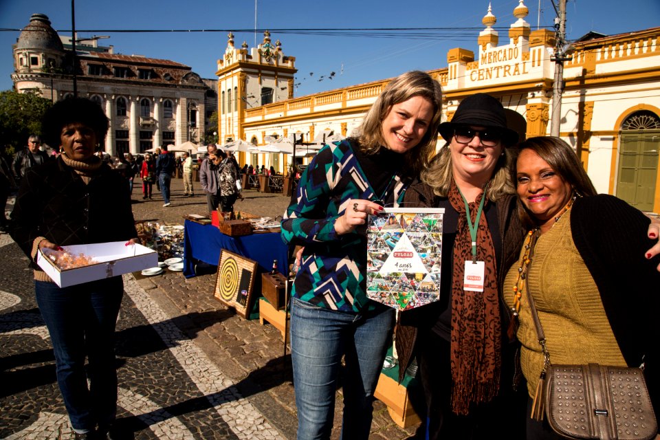26.05.2018 - Prefeita Paula Mascarenhas cumprimenta expositores do Mercado das Pulgas pelo aniversário de quatro anos da feira - Foto: Gustavo Vara