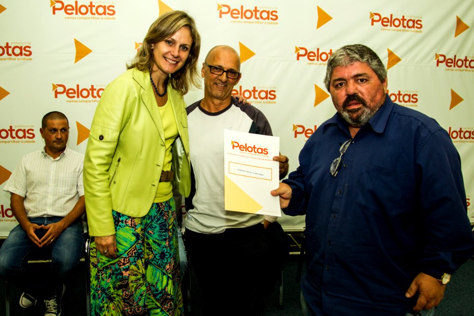 24.04.2018 - Prefeita Paula Mascarenhas e o vice Idemar Barz durante entrega da regularização fundiária do Loteamento Rui Bigliardi - Foto: Gustavo Vara