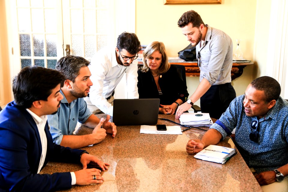 09.04.2018 - Prefeita Paula Mascarenhas durante reunião com vereador Daniel Trzeciak e o produtor cultural Cauê Fuhro Souto - Foto: Gustavo Vara
