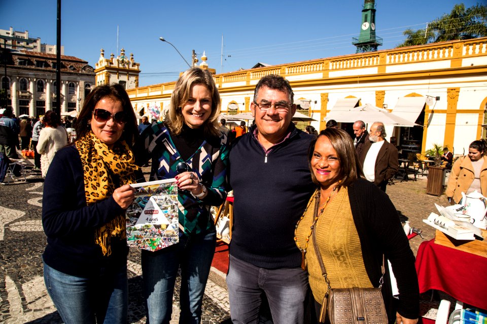 26.05.2018 - Prefeita Paula Mascarenhas cumprimenta expositores do Mercado das Pulgas pelo aniversário de quatro anos da feira - Foto: Gustavo Vara