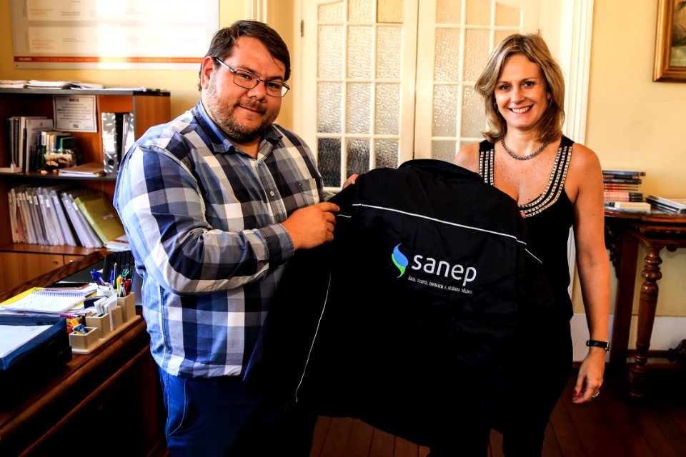 09.04.2018 - Prefeita Paula Mascarenhas recebe do diretor presidente Alexandre Garcia a nova jaqueta do SANEP - Foto: Gustavo Vara