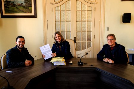 25.05.2018 - Prefeita Paula Mascarenhas e o vice Idemar Barz durante assinatura do contrato de execução de reforma e ampliação da Unidade Básica de Saúde Getúlio Vargas com a empresa Modelar Engenharia - Foto: Gustavo Vara
