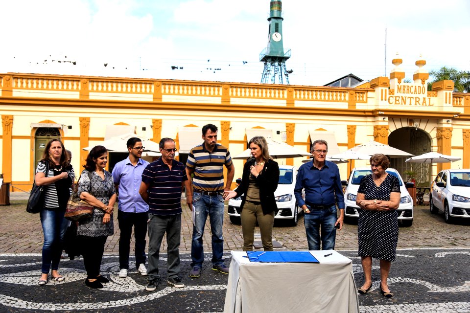 04.04.2018 - Prefeita Paula Mascarenhas e o vice Idemar Barz durante entrega de veículos para a frota da Secretaria de Educação e Desporto e assinatura do contrato de execução para a obra de ampliação e reforma da Escola Frederico Ozanan e Emei Henrique P