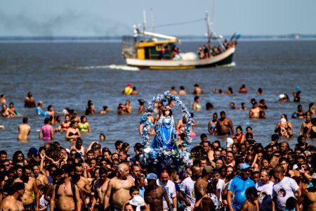 02.02.2018 - Encontro de Iemanjá e Nossa Senhora dos Navegantes nas águas da Lagoa dos Patos emociona os fiéis que comparecem em grande número no Balneário dos Prazeres - Foto: Gustavo Vara