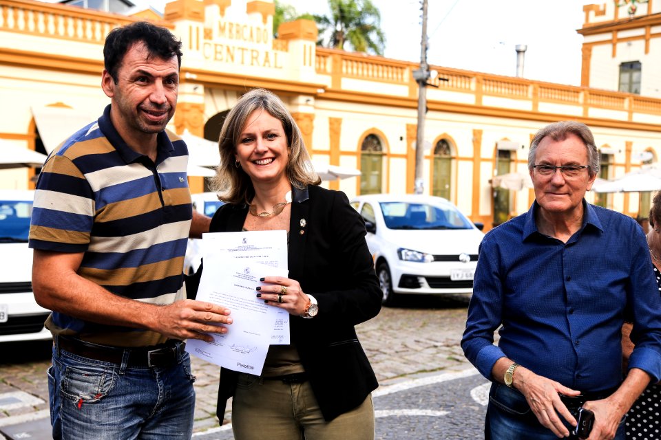 04.04.2018 - Prefeita Paula Mascarenhas e o vice Idemar Barz durante entrega de veículos para a frota da Secretaria de Educação e Desporto e assinatura do contrato de execução para a obra de ampliação e reforma da Escola Frederico Ozanan e Emei Henrique P