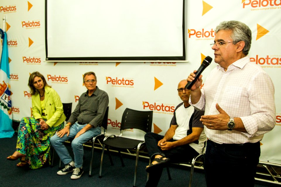 24.04.2018 - Prefeita Paula Mascarenhas e o vice Idemar Barz durante entrega da regularização fundiária do Loteamento Rui Bigliardi - Foto: Gustavo Vara