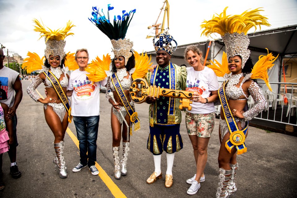 10.02.2018 - Prefeita Paula Mascarenhas e o vice Idemar Barz durante o primeiro dia do Carnaval 2018 - Foto: Gustavo Vara
