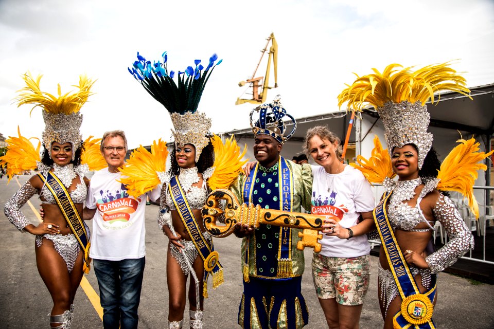10.02.2018 - Prefeita Paula Mascarenhas e o vice Idemar Barz durante o primeiro dia do Carnaval 2018 - Foto: Gustavo Vara