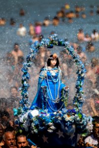 02.02.2018 - Encontro de Iemanjá e Nossa Senhora dos Navegantes nas águas da Lagoa dos Patos emociona os fiéis que comparecem em grande número no Balneário dos Prazeres - Foto: Gustavo Vara