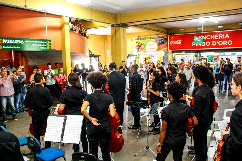 18.01.2018 - Orquestra de Câmara do Sesc/MG se apresenta na Rodoviária de Pelotas