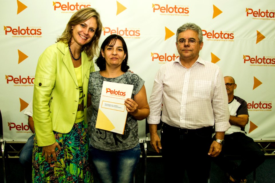 24.04.2018 - Prefeita Paula Mascarenhas e o vice Idemar Barz durante entrega da regularização fundiária do Loteamento Rui Bigliardi - Foto: Gustavo Vara