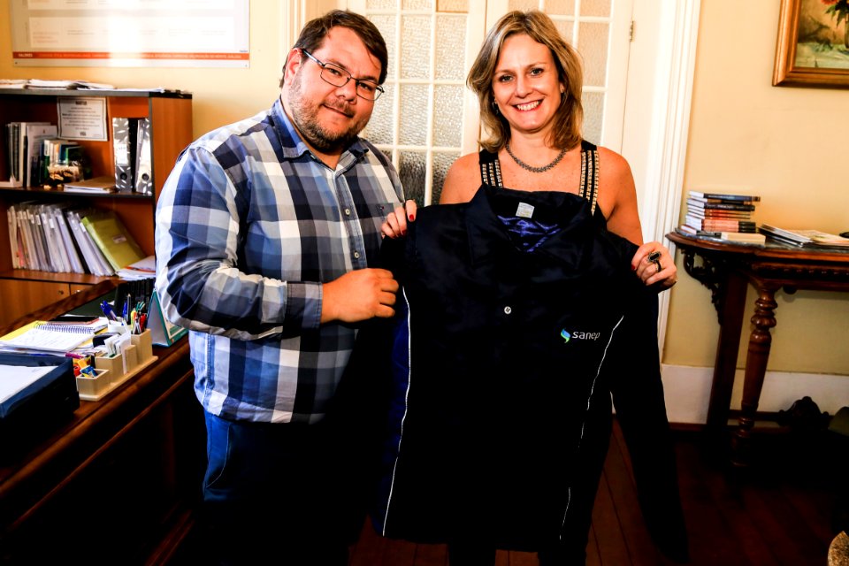 09.04.2018 - Prefeita Paula Mascarenhas recebe do diretor presidente Alexandre Garcia a nova jaqueta do SANEP - Foto: Gustavo Vara