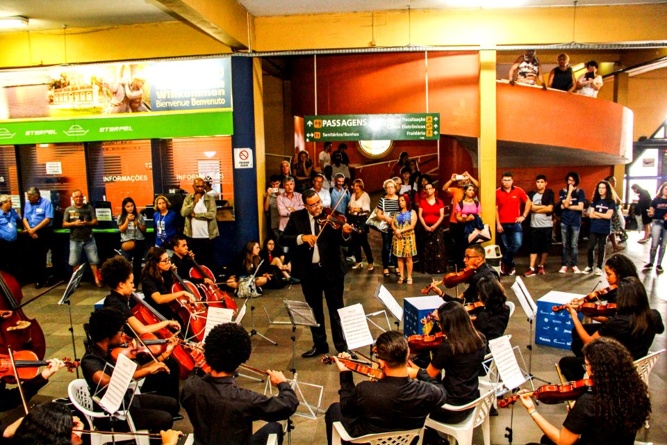 18.01.2018 - Orquestra de Câmara do Sesc/MG se apresenta na Rodoviária de Pelotas