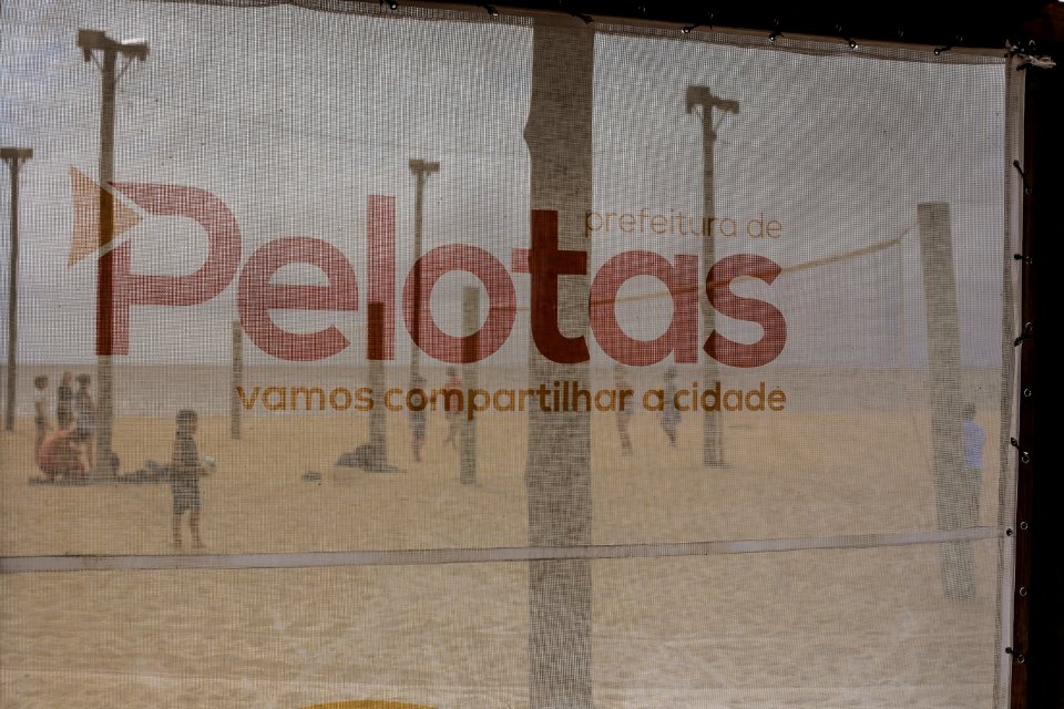 29.12.2017 - Prefeita Paula Mascarenhas durante visita e entrega da reforma do trapiche da praia do Laranjal