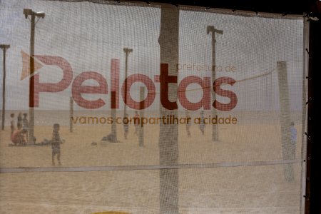 29.12.2017 - Prefeita Paula Mascarenhas durante visita e entrega da reforma do trapiche da praia do Laranjal