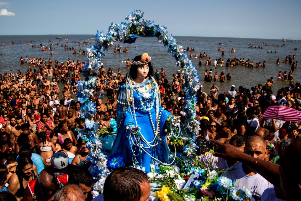 02.02.2018 - Encontro de Iemanjá e Nossa Senhora dos Navegantes nas águas da Lagoa dos Patos emociona os fiéis que comparecem em grande número no Balneário dos Prazeres - Foto: Gustavo Vara