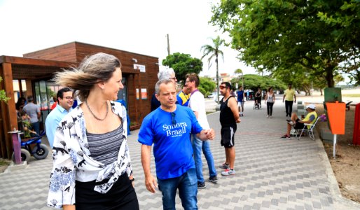 29.12.2017 - Prefeita Paula Mascarenhas durante visita e entrega da reforma do trapiche da praia do Laranjal