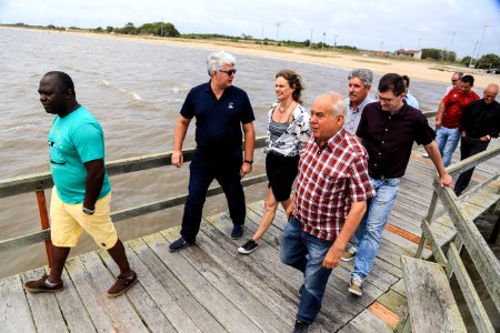 29.12.2017 - Prefeita Paula Mascarenhas durante visita e entrega da reforma do trapiche da praia do Laranjal