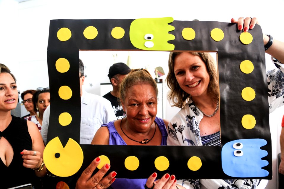 29.12.2017 - Prefeita Paula Mascarenhas durante visita à exposição comemorativa aos 25 anos do Caps Castelo