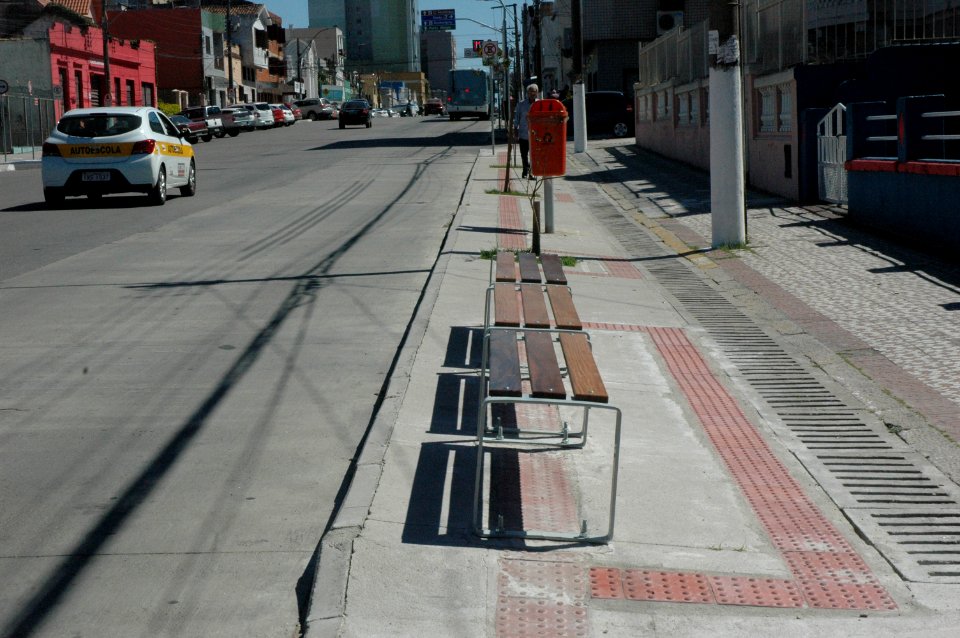 28.11.2017 - Novos bancos na rua General Osório - mobiliário urbano e paisagismo