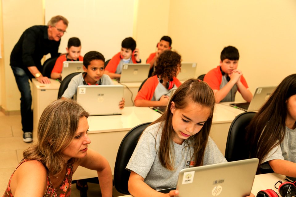15.12.2017 - Prefeita Paula Mascarenhas e o vice Idemar Barz durante entrega do laboratório de Khan Academy da Escola Municipal Ensino Fundamental Carlos Laquintinie