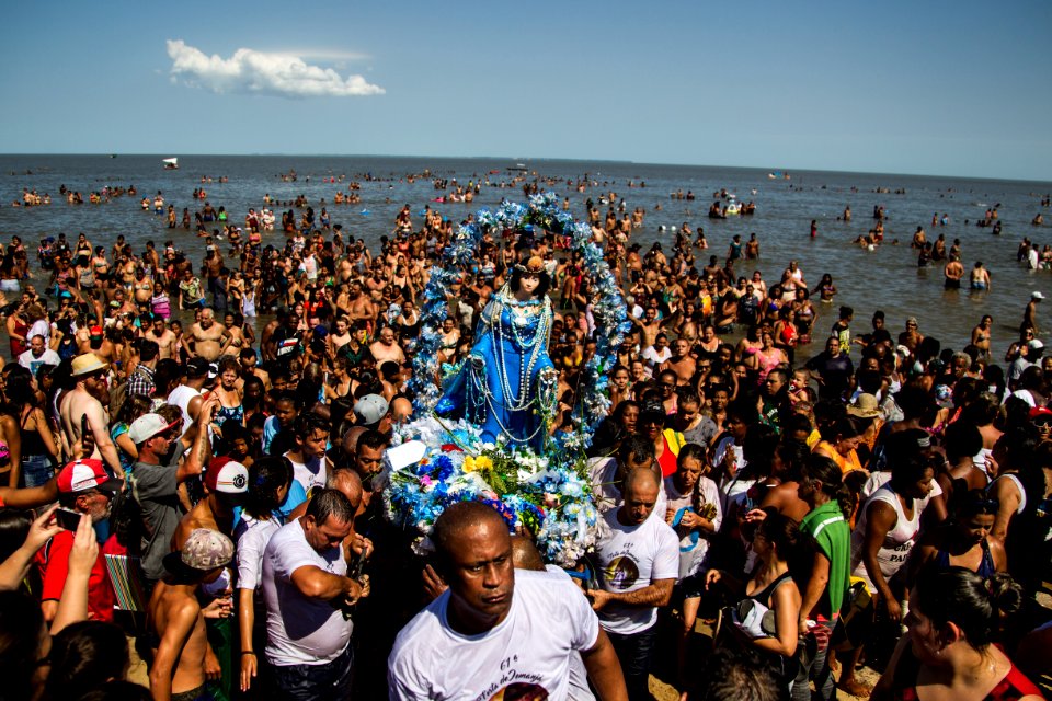 02.02.2018 - Encontro de Iemanjá e Nossa Senhora dos Navegantes nas águas da Lagoa dos Patos emociona os fiéis que comparecem em grande número no Balneário dos Prazeres - Foto: Gustavo Vara