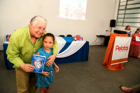 15.12.2017 - Prefeita Paula Mascarenhas e o vice Idemar Barz durante lançamento do livro "Da escola: uma proposta de paz"