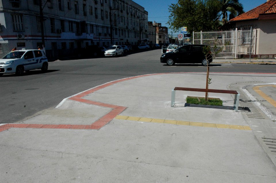 28.11.2017 - Novos bancos na rua General Osório - mobiliário urbano e paisagismo