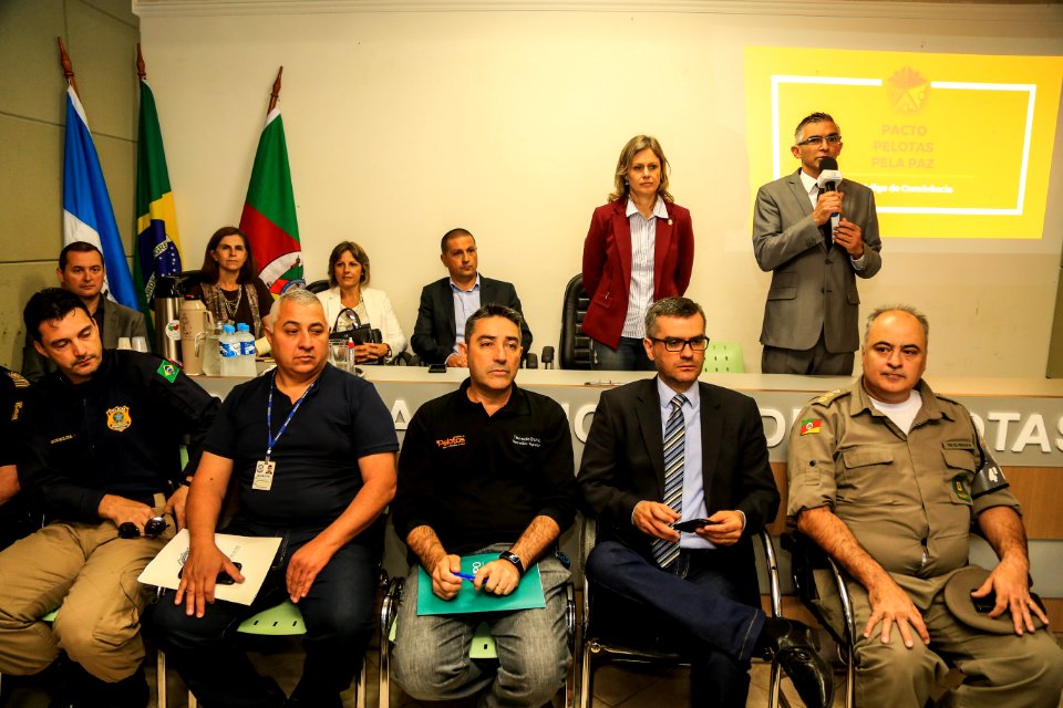 30.11.2017 - Prefeita Paula Mascarenhas na entrega e apresentação do código de convivência aos vereadores