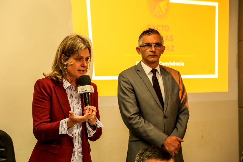 30.11.2017 - Prefeita Paula Mascarenhas na entrega e apresentação do código de convivência aos vereadores
