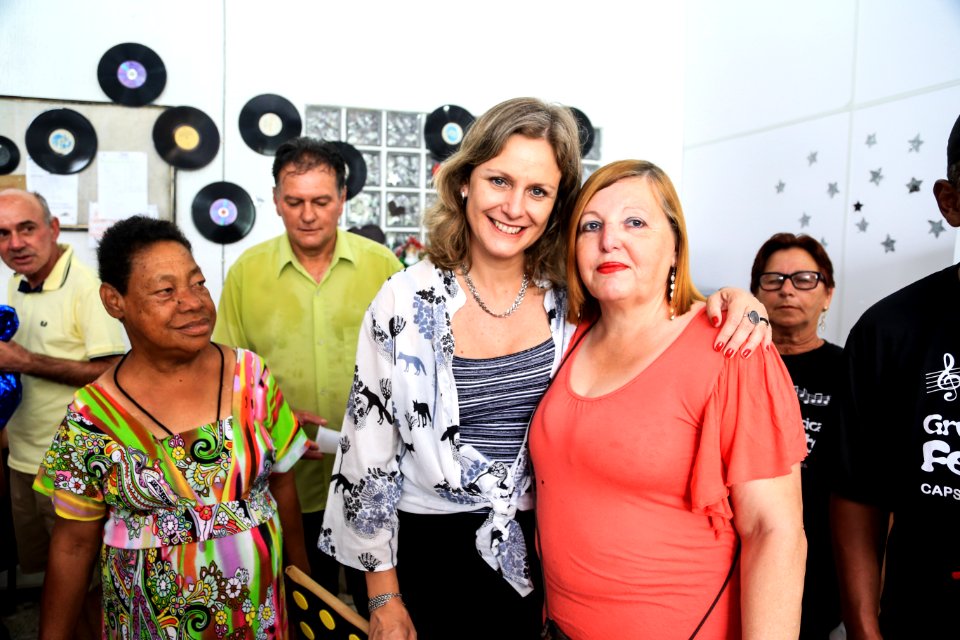 29.12.2017 - Prefeita Paula Mascarenhas durante visita à exposição comemorativa aos 25 anos do Caps Castelo