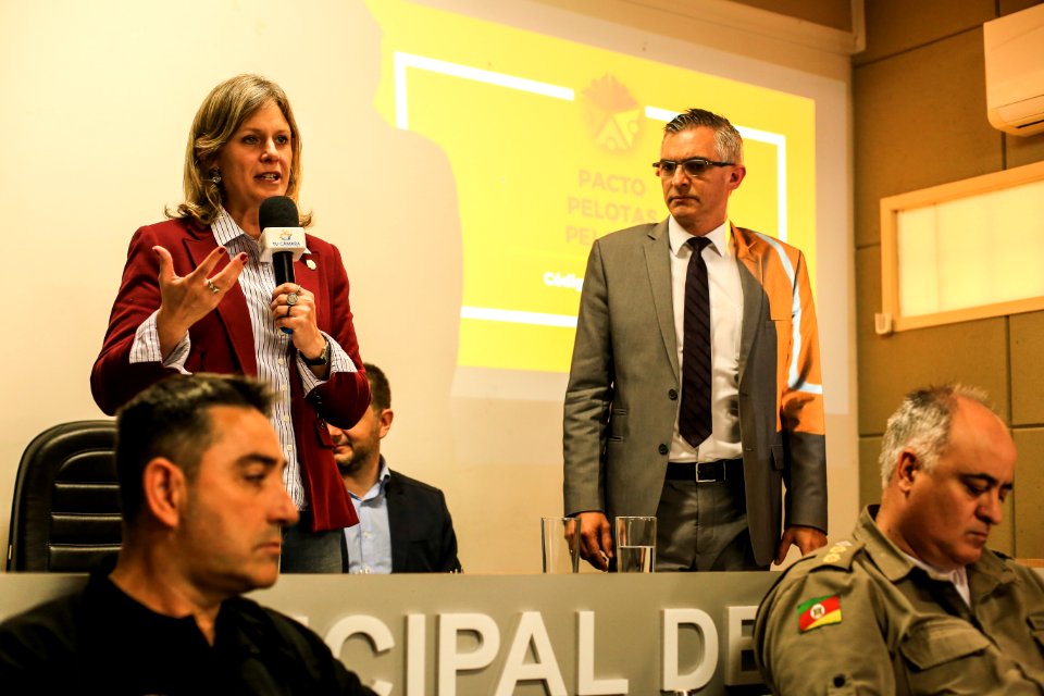 30.11.2017 - Prefeita Paula Mascarenhas na entrega e apresentação do código de convivência aos vereadores